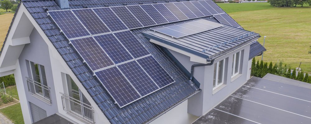 Hybrid rooftop solar system with panels, battery storage and grid connection
